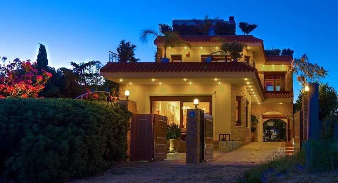 Luxurious residencies in the area of Artemida